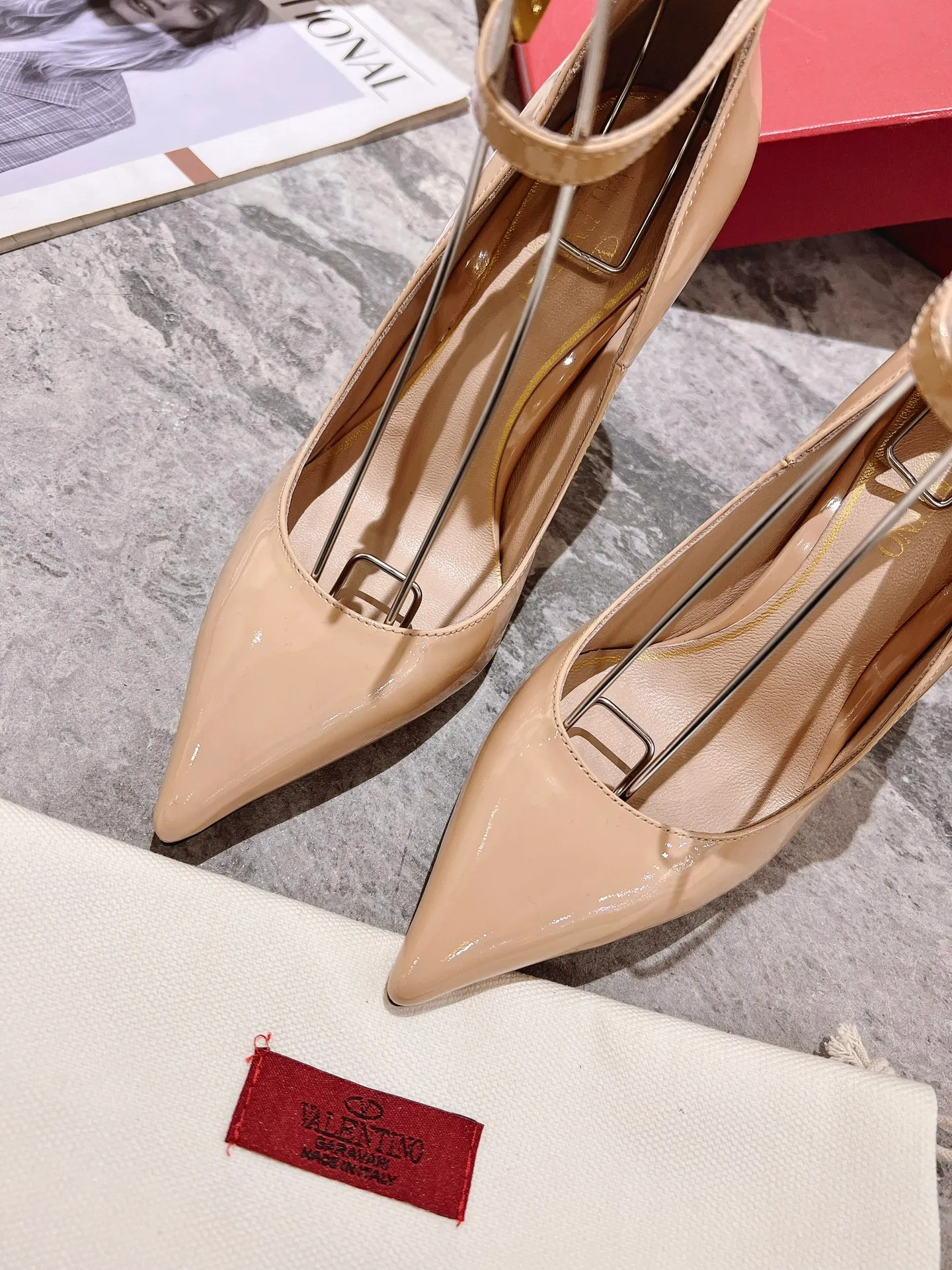 👟👟Ex-factory price 440👟👟 Genuine leather sole +40 Top version 𝑉𝐴𝐿𝐸𝑁𝑇𝐼𝑁𝑂 Valentino new spring and summer women's 6⃣️color patent leather shoes. Unique (small V-label buckle) hardware brings out a full sense of high-end, and the new season will live up to expectations! Worth buying ★ Qipi is absolutely high-grade ❥Original method, absolutely sensual ❥Elegant style, creating a different feeling, simple and elegant style!  Code number: 35-41 (34-42 customized) Fabric: Imported patent leather Lining: Sheepskin lining Heel height: 7cm-10cm2⃣️Various heel height options Leather outsole Rubber outsole
